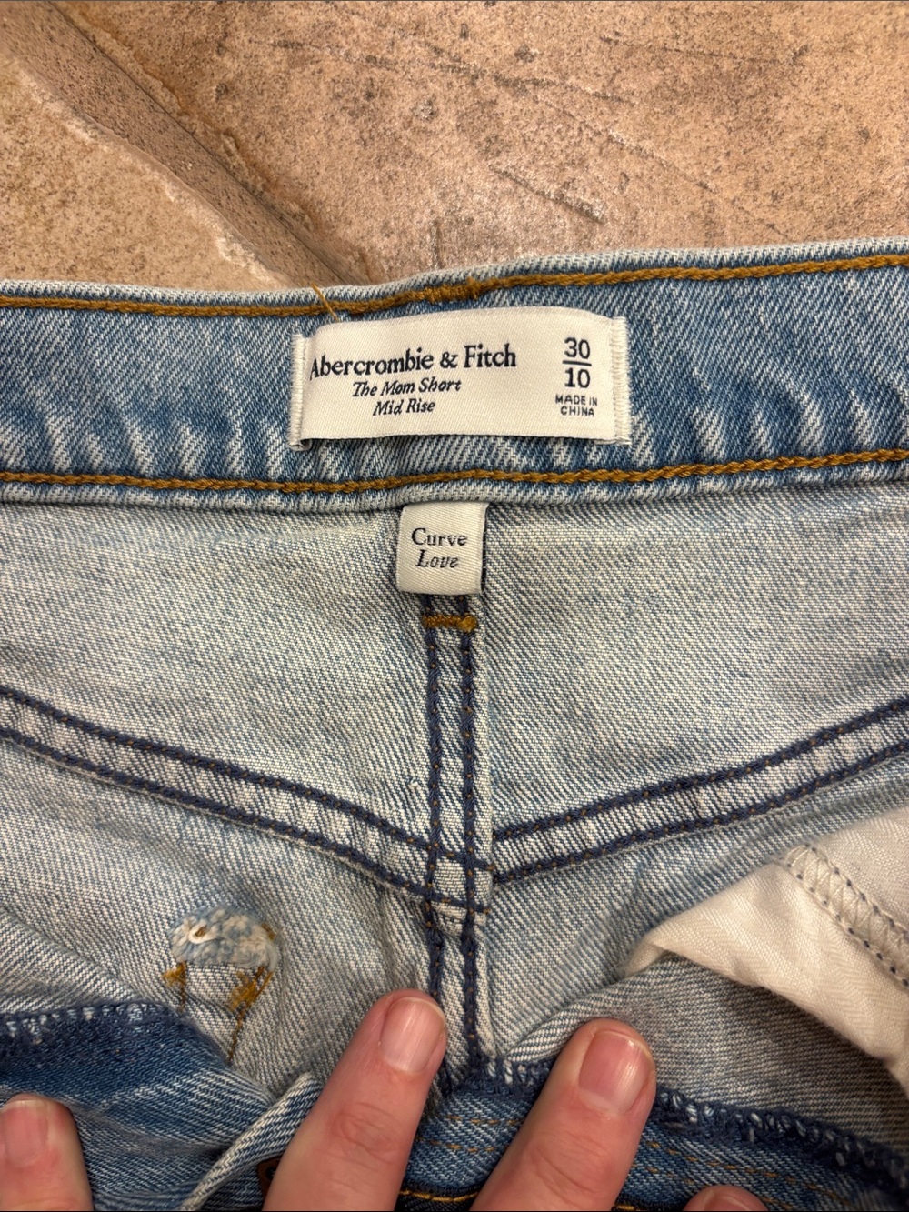 Curvy Love High Rise Mom Denim Shorts - Light Blue . Abercrombie and Fitch - Picture 3 of 5